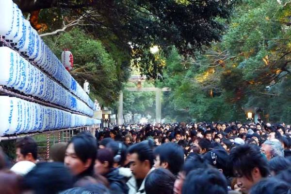 Antrian para wisatawan peziarah di luar Kuil Meiji Jingu Tokyo Jepang saat perayaan tahun baru. (traveljapanblog.com)