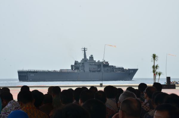 Kapal Perang yang ikut memeriahkan pembukaan Sail Tomini 2015. 
