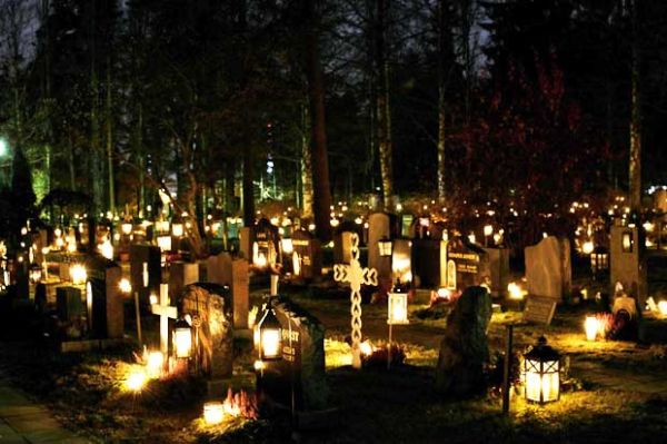 Natal di makam orang yang telah meninggal di Finlandia (misteraladin.com)