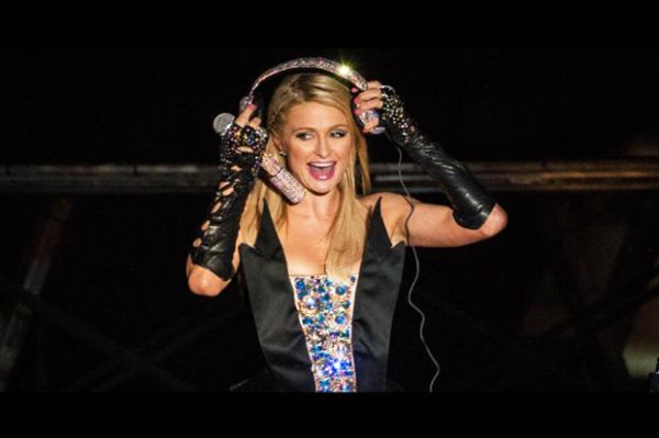 Paris Hilton saat bekerja sebagai DJ. (news.com.au)