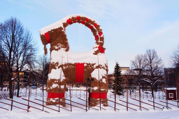 Patung kambing saat Natal di Swedia (misteraladin.com)