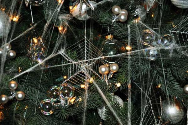 Pohon Natal dengan hiasan jaring laba-laba di Ukraina (misteraladin.com)