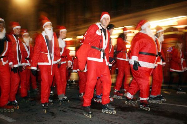 Santa Claus bersepatu roda merayakan Natal di Caracas Venezuela (mrctv.org)
