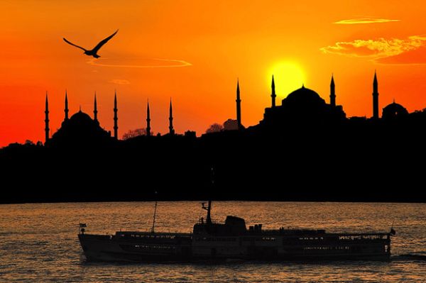 sunset at istanbul (infohostels.com)