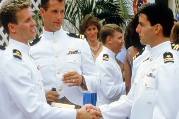 val kilmer (kiri) dan tom cruise di Top Gun 1 (moviehole.net)