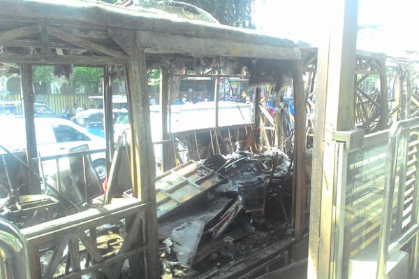 Kondisi Bus Transjakarta terbakar di Halte UI Salemba