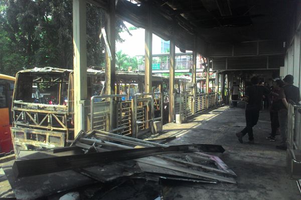 Kondisi Bus Transjakarta terbakar di Halte UI Salemba