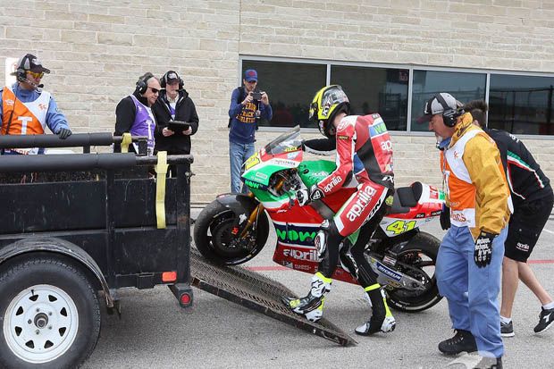 Aleix Espargaro (Aprilia Gresini) saat mengalami gagal mesin di MotoGP Austin 2017. (Foto-LAT Images) 2