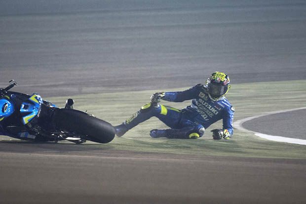 Andrea Iannone (Tim Suzuki Ecstar) saat terjatuh di lomba MotoGP Qatar 2017. (Foto-zimbio) 2