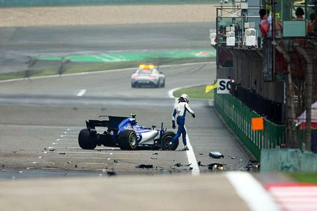 Antonio Giovinazzi (Sauber) ketika mengalami kecelakaan di lomba F1 GP China 2017. (Foto-dailymail.co.uk)