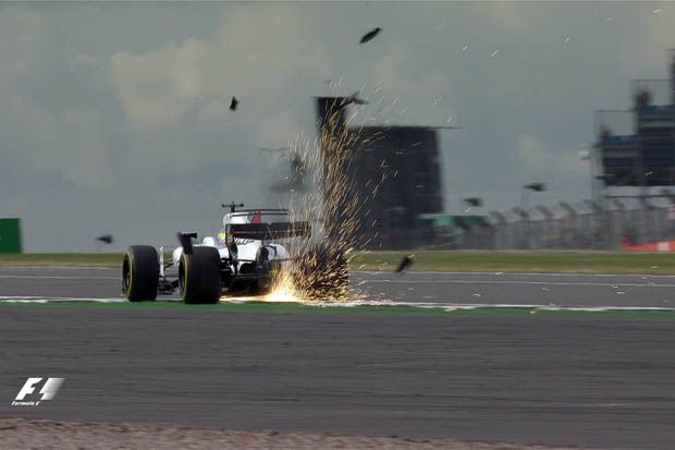 Beberapa bagian tersempal dari mobil Felipe Massa (tim Williams) di FP1 F1 GP Inggris 2017. (Foto-F1)