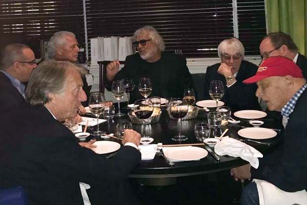 Bernie Ecclestone (ketiga dari kanan) ditemani para legenda F1 di pesta tribute-nya. (Foto-Instagram)