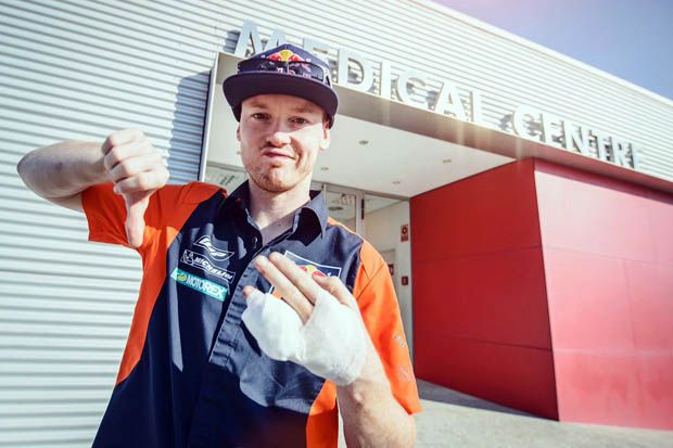 Bradley Smith (Red Bull KTM Factory Racing) usai memeriksa cedera jari kelingking kirinya. (Foto-KTM)