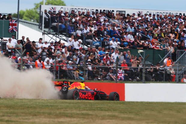 Daniel Ricciardo (Red Bull Racing) saat melebar ke gravel pada akhir pekan lomba F1 GP Inggris 2017 di sirkuit Silverstone. (Foto-LAT Images)