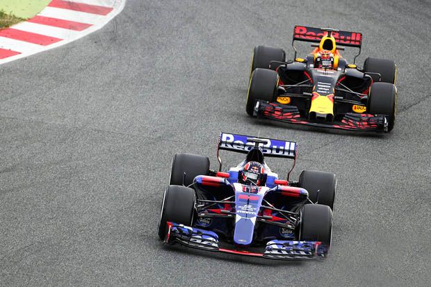 Daniil Kvyat (depan-Toro Rosso) dibuntuti Max Verstappen (Red Bull Racing) pada tes pramusim F1 2017 di Barcelona. (Foto-Motorsport)