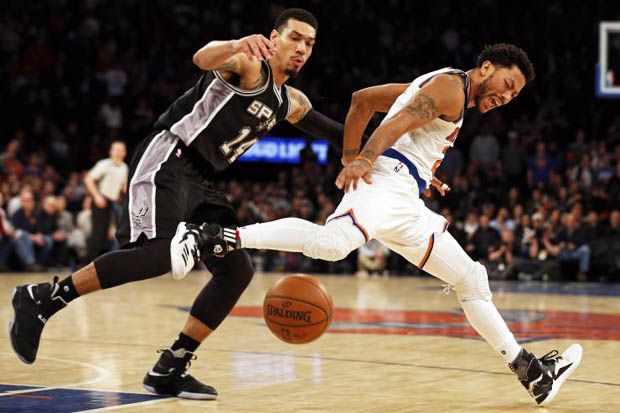 Derrick Rose (kanan) saat memperkuat New York Knicks melawan San Antonio Spurs di NBA 2016-2017. (Foto-ibtimes)