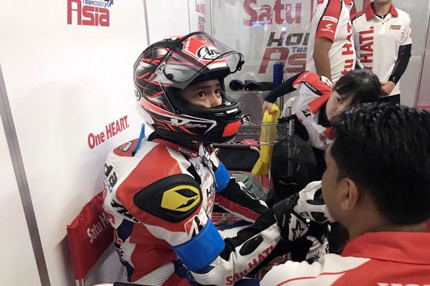 Dimas Ekky di garasi Honda Team Asia Satu Hati pada Suzuka 8 Hours 2017. (Foto-twitter)