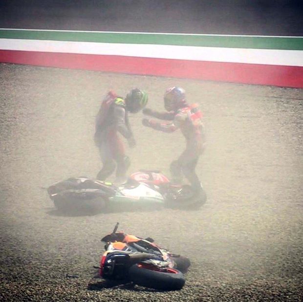 Ekspresi Dani Pedrosa (kanan) meminta maaf kepada Cal Crutchlow pasca insiden terjatuh di MotoGP Italia 2017. (Foto-twitter) 2