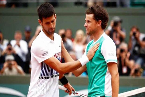 Ekspresi kekecewaan terlihat di wajah Novak Djokovic (kiri) usai dikalahkan Dominic Thiem pada perempat final Prancis Terbuka 2017. (Foto-telegraph.co.uk)