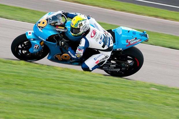 Elena Myers saat diberi kesempatan menjajal motor MotoGP milik tim Rizla Suzuki di Sirkuit Indianapolis. (Foto-asphaltandrubber)