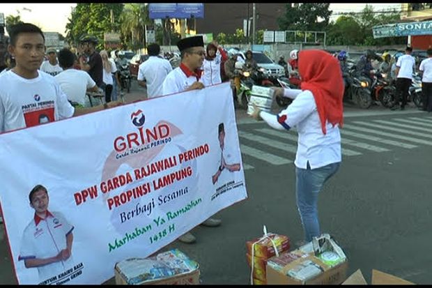 DPW Garda Rajawali Perindo (Grind) Lampung membagikan ratusan paket takjil dan nasi kotak gratis kepada pengendara dan masyarakat yang melintas di kawasan Tugu Adipura. Foto/MNC Media/Andres Affandi
