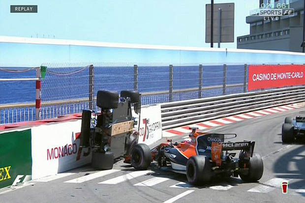 Insiden kecelakaan antara Jenson Button (kanan-McLaren) dengan Pascal Wehrlein (Sauber) di lomba F1 GP Monako 2017. (Foto-Sky Sports)