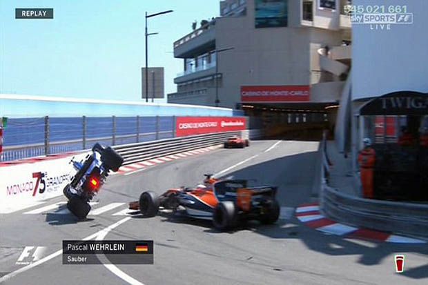 Insiden kecelakaan antara Jenson Button (kanan-McLaren) dengan Pascal Wehrlein (Sauber) di lomba F1 GP Monako 2017. (Foto-Sky Sports) 2