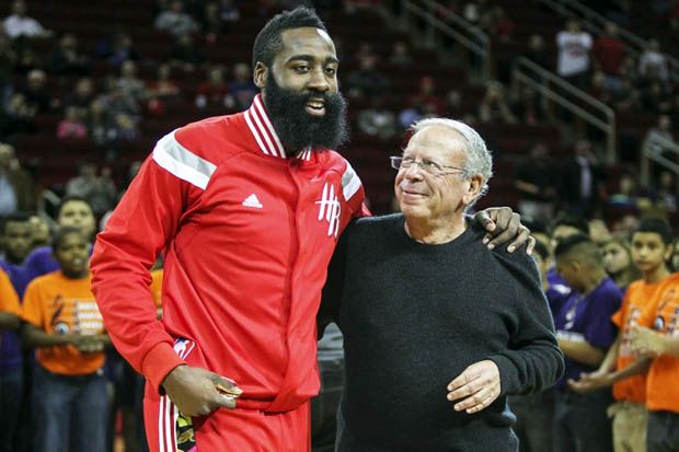 James Harden (kiri) bersama pemilik Houston Rockets Leslie Alexander. (Foto-basketballghana)