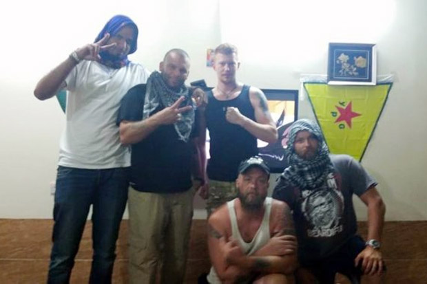 Bekas tentara Inggris Joe Robinson berfoto bersama teman-temannya saat bergabung dengan milisi YPG ketika memerangi ISIS