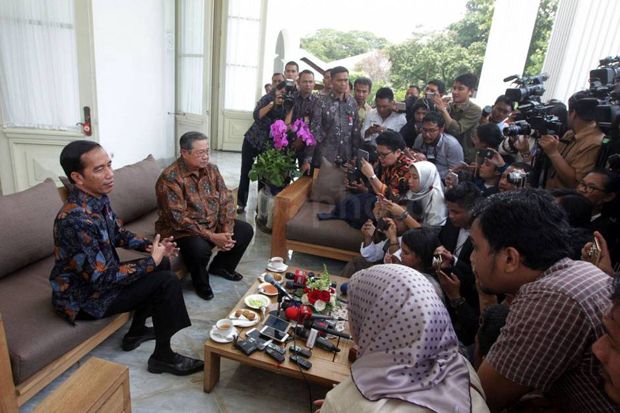 Presiden Jokowi dan mantan Presiden SBY berbincang dengan wartawan di beranda Istana Merdeka, Jakarta, Kamis 9 Maret 2017. Foto/SINDOnews/Eko Puwanto