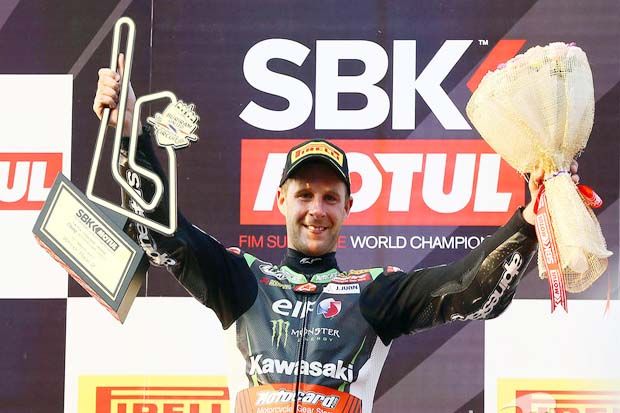 Jonathan Rea (Tim Kawasaki Racing) di podium juara WSBK Thailand 2017 Sirkuit Buriram. (Foto-Gold and Goose)