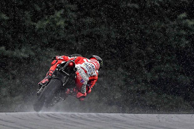 Jorge Lorenzo (Ducati) dalam sesi latihan bebas basah MotoGP Jerman 2017 di sirkuit Sachsenring. (Foto-JL99)
