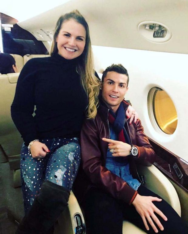 Katia Aveiro dengan Cristiano Ronaldo saat bersama dalam satu pesawat. (Foto-thesun.co.uk)