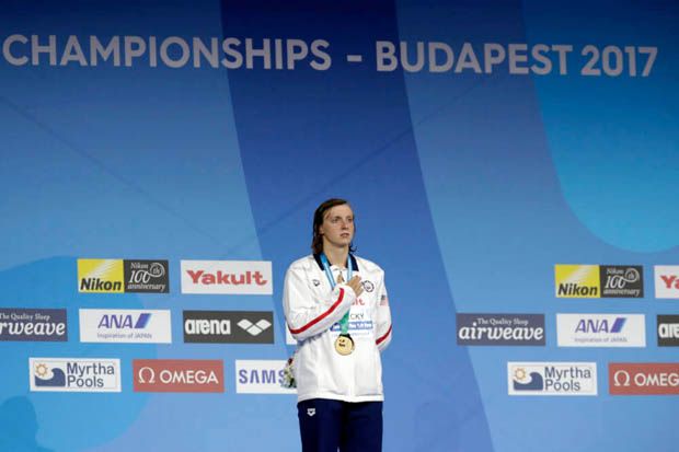 Katie Ledecky (AS) di podium juara nomor 1500m gaya bebas putri pada Kejuaraan Dunia Akuatik 2017 di Budapest Hungaria. (Foto-cloudfront.net)