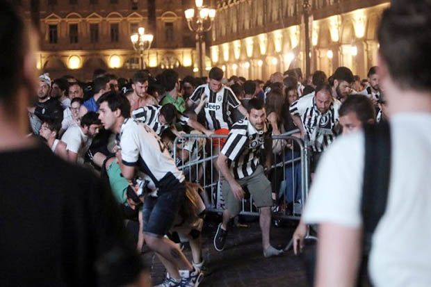 Kepanikan yang terjadi dalam nonton bareng final Liga Champions 2017 di Turin. (Foto-thelocal.it)
