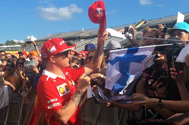 Kimi Raikkonen memberi tanda tangan pada fans pada akhir pekan lomba F1 GP Hungaria 2017. (Foto-Scuderia Ferrari)