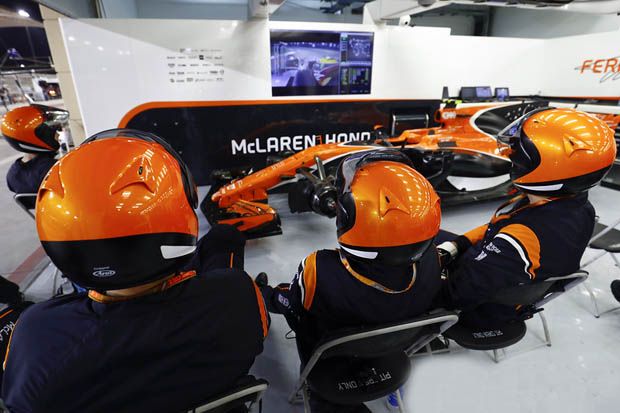 Kru pit tim McLaren Honda di garasi Stoffel Vandoorne sambil menyaksikan lomba F1 GP Bahrain 2017. (Foto-Motorsport)
