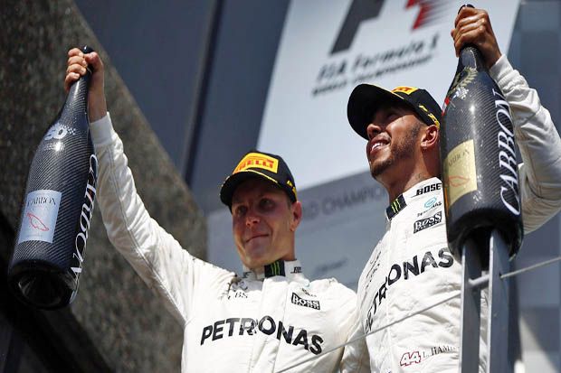 Lewis Hamilton (kanan) dan Valtteri Bottas (Mercedes) di podium juara 1-2 F1 GP Kanada 2017. (Foto-F1)
