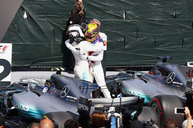 Lewis Hamilton (kanan) dan Valtteri Bottas berpelukan saling memberi selamat usai finis 1-2 di F1 GP Kanada 2017. (Foto-Mercedes)