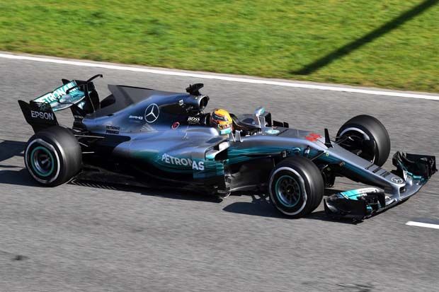 Lewis Hamilton (Tim Mercedes) di hari pertama tes pramusim I F1 2017 Sirkuit Catalunya Barcelona. (Foto-formula1) 2