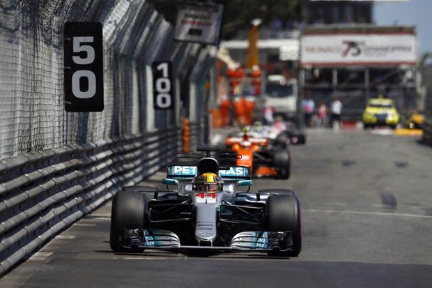 Lewis Hamilton dalam sebuah momen akhir pekan lomba F1 GP Monako 2017. (Foto-Mercedes)