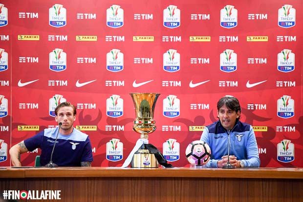 Lucas Biglia (kiri) dan Simone Inzaghi (pelatih Lazio) dalam jumpa pers jelang final Coppa Italia 2016-2017. (Foto-Juventus)