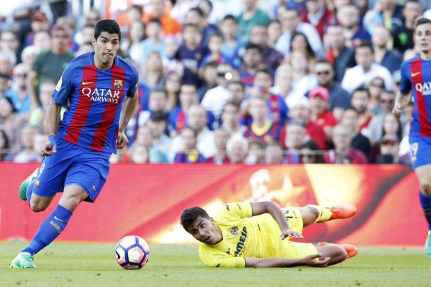 Luis Suarez (kiri-Barcelona) ketika melewati pemain Villarreal. (Foto-fcbarcelona)
