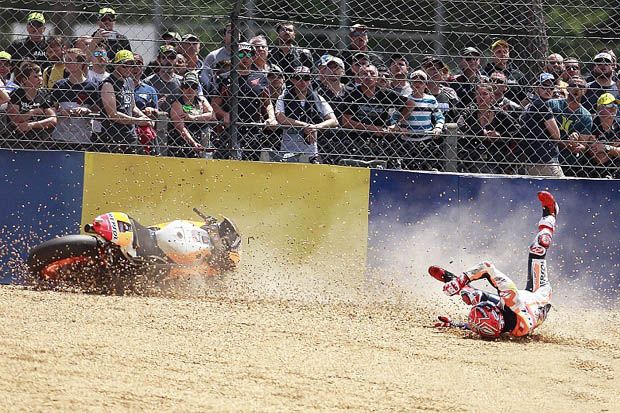 Marc Marquez (Repsol Honda) saat crash di akhir pekan lomba MotoGP Prancis 2017 Sirkuit Le Mans. (Foto-Motorsport)