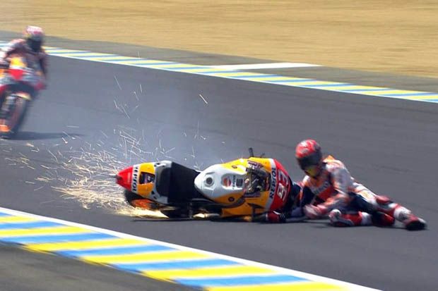 Marc Marquez (Repsol Honda) saat crash di akhir pekan lomba MotoGP Prancis 2017 Sirkuit Le Mans. (Foto-NDTV)
