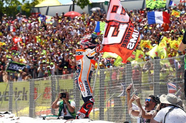 Marc Marquez (Repsol Honda Team) merayakan podium juara kedua lomba MotoGP Catalunya 2017 bersama fansnya. (Foto-LAT Images)