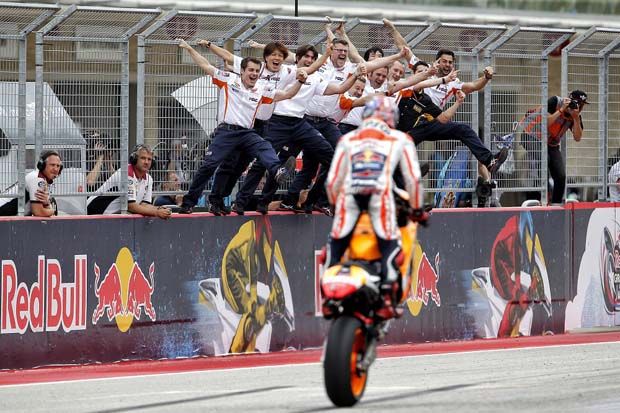 Marc Marquez disambut tim Repsol Honda saat melintasi garis finis MotoGP Austin 2017. (Foto-box repsol)