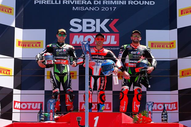 Marco Melandri (tengah-Aruba.it Ducati) di podium juara Race 2 WSBK San Marino 2017 di sirkuit Misano. (Foto-WSBK)