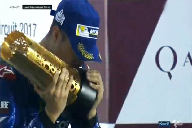 Maverick Vinales di podium juara MotoGP Qatar 2017. (Foto-BT Sports) 2