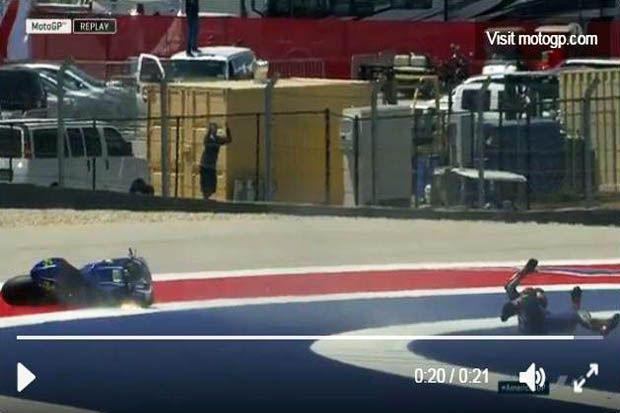 Maverick Vinales saat terjatuh di lomba MotoGP Austin 2017. (Foto-MotoGP)